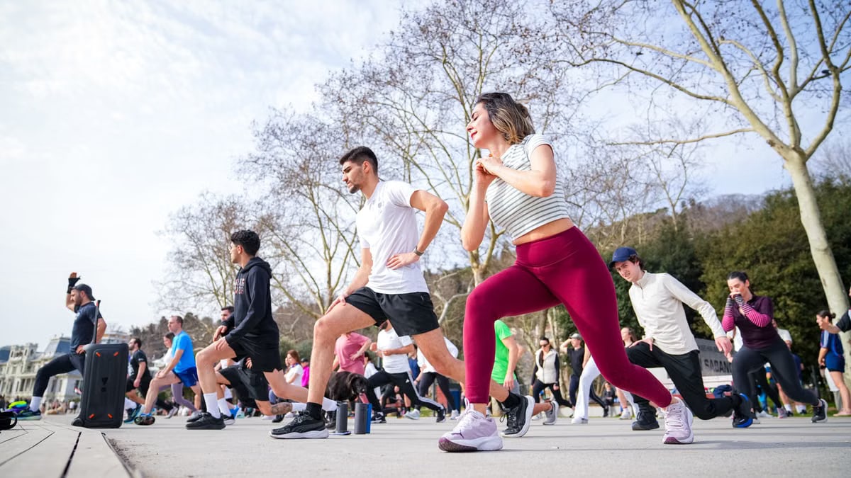 Group of adults in a fitness class outdoors in İstiklal Park, İstanbul.